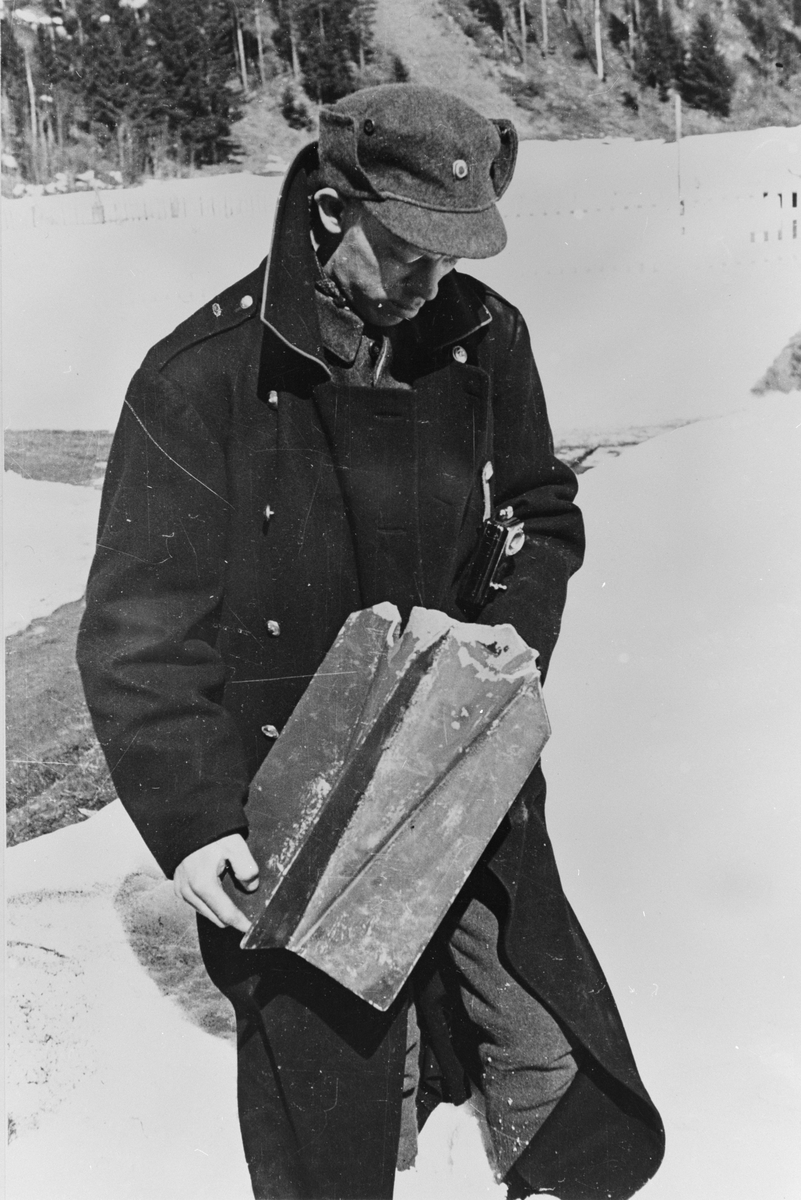Unknown artist, Soldat med bombedel. Østerdalen 1940.