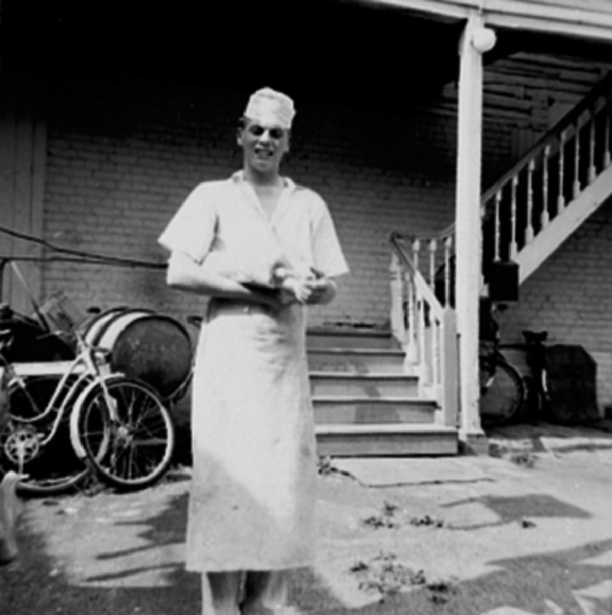 Anno Domkirkeodden, BAKERLÆRLING HÅKON SVERRE OLSEN HOS BAKER DIDRICHSEN, I BAKGÅRDEN PÅ ÅSGÅRDEN