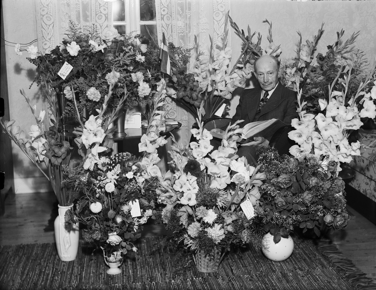 Skötsner-Edhlund, Man i bostadsmiljö omgiven av blommor firar 70-årsdag, Östhammar, Uppland