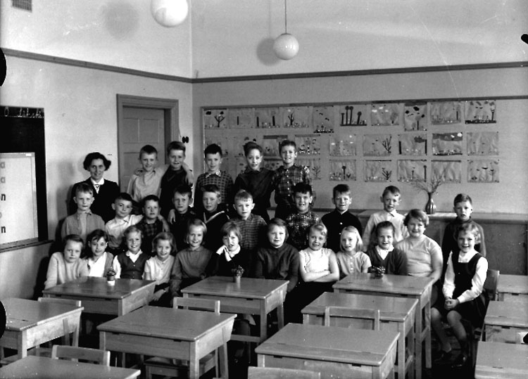Sven Lindskog, Engelbrektsskolan, klassrumsinteriör, 27 skolbarn med lärarinna fru Britta Dahlhielm. Klass 2ac, sal 8.