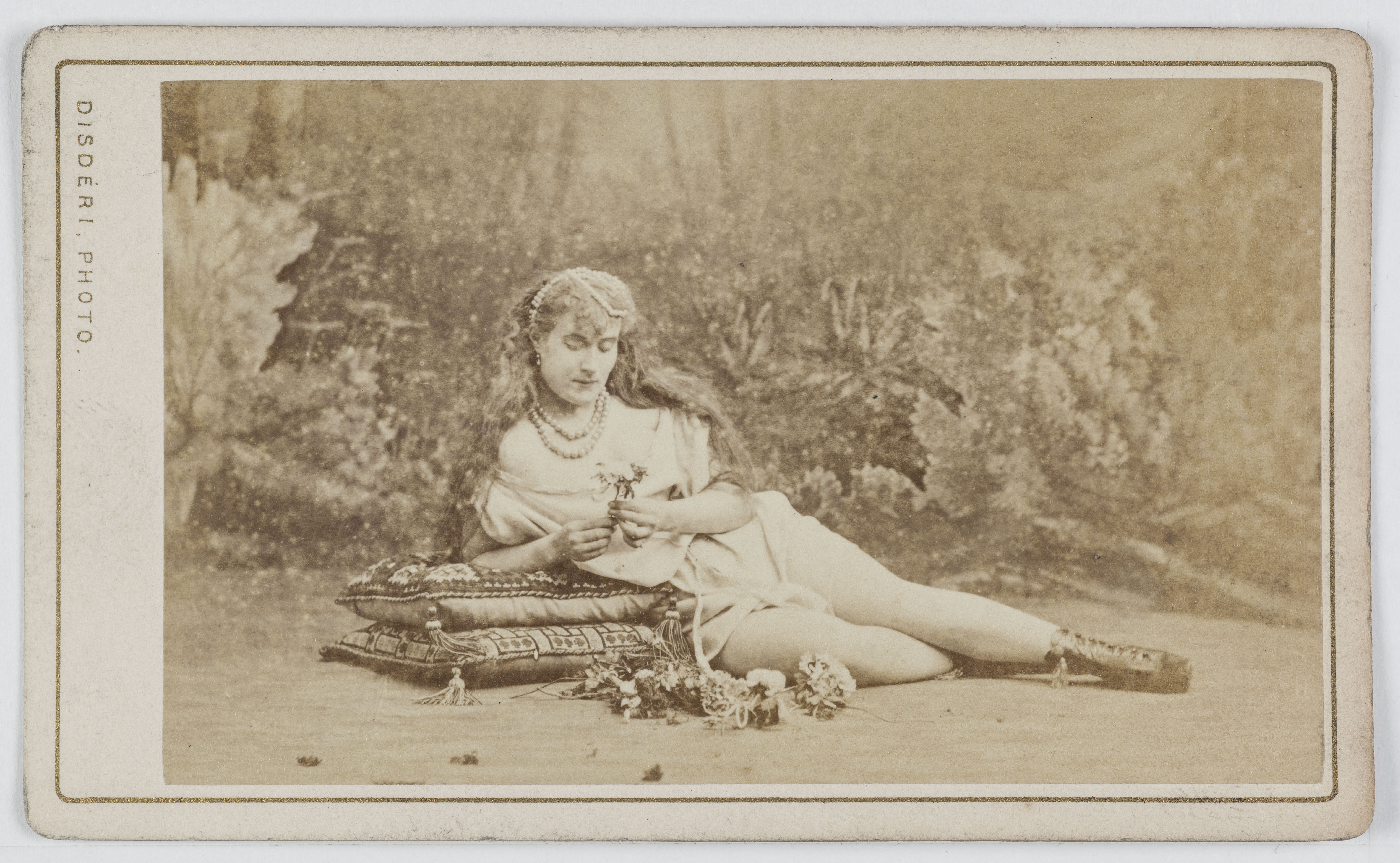André-Adolphe-Eugène Disdéri, Portrait de L. Sergent, actrice au Théâtre des Bouffes-Parisiens en 1869.