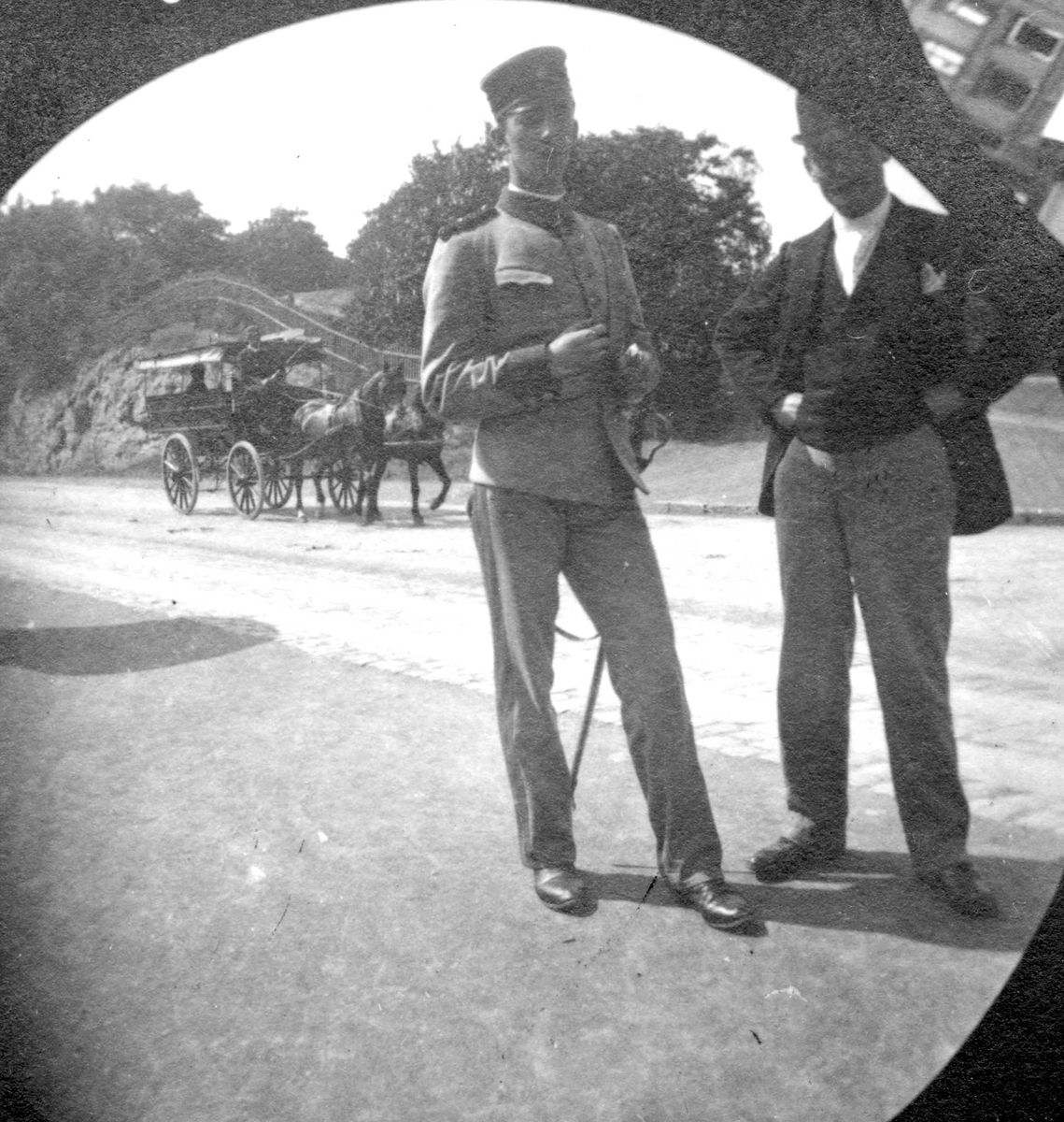 Fredrik Carl Mülertz Størmer, Løytnant Hans Hals med uniform og Michael Clauson ved gate, Oslo, med hestekjøretøy. Park på den andre siden av gata. Drammensveien?
