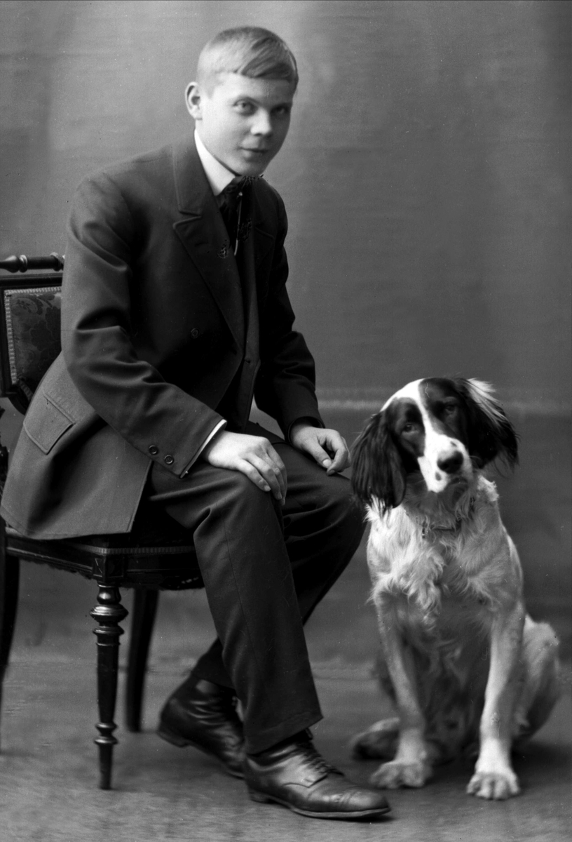 Gustav Borgen, Portrett, en ung mann og hans hund.