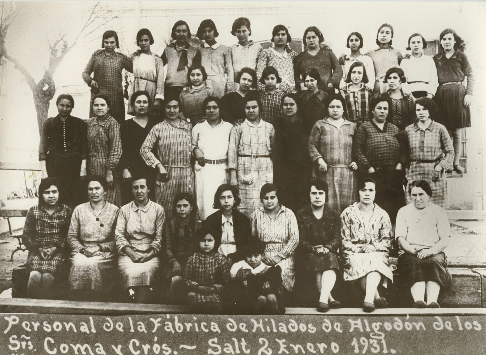 Desconegut, Personal de la Fàbrica de Hilados de Algodón de los Srs. Coma y Cros. - Salt