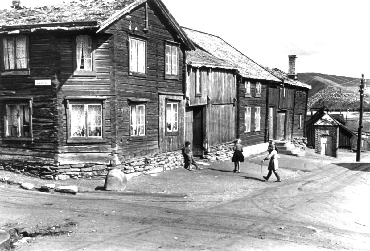 Anna Grostøl, Trebebyggelse på Røros og barn som leker i gaten 7. juni 1939.