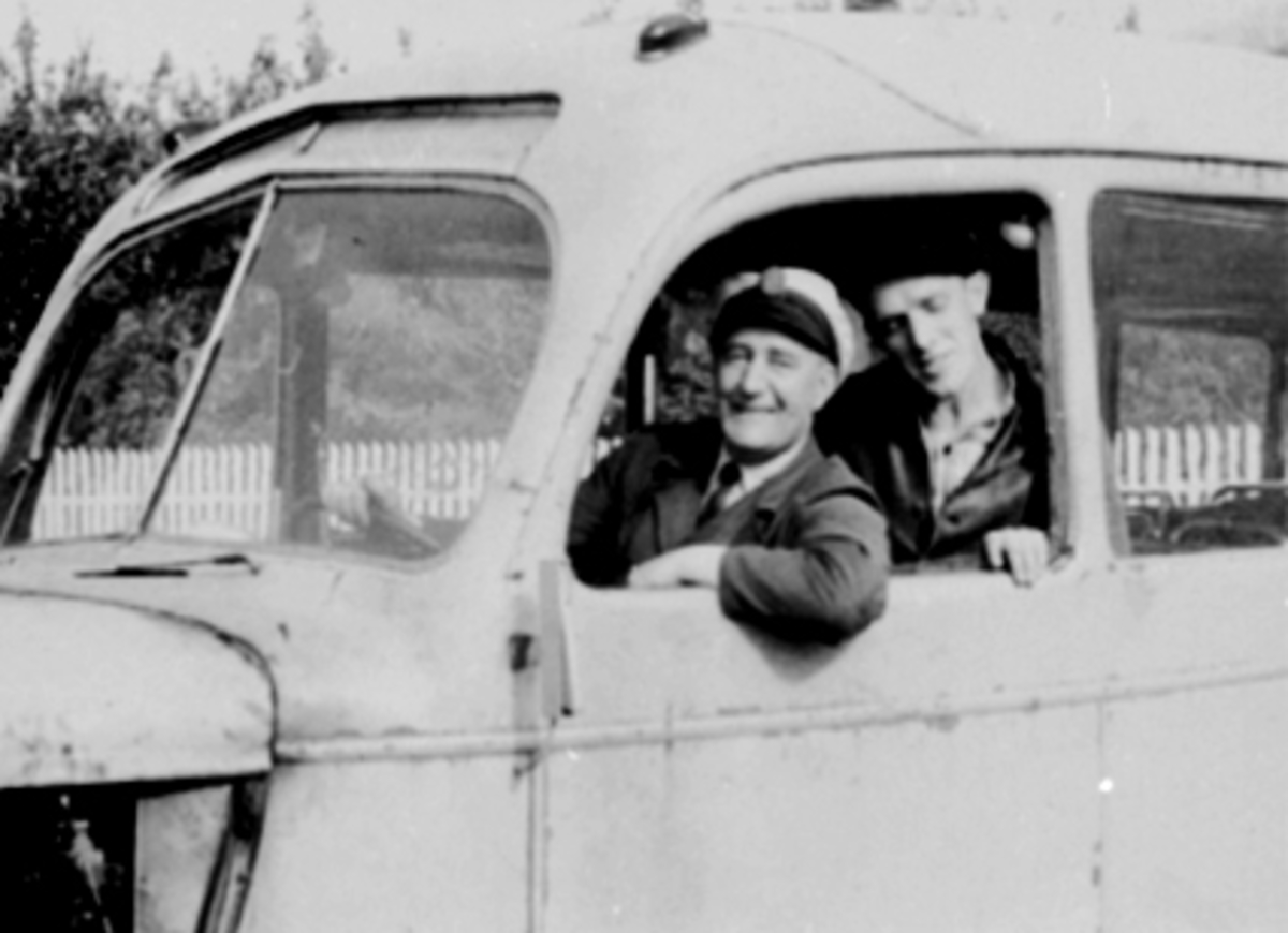 Anno Domkirkeodden, GÅSBUBUSSEN DODGE 25 SETER, FRA VENSTRE: RUTEBILEIER PEDER SANDLI, GUNNAR ANDERSEN, GÅSBURUTA