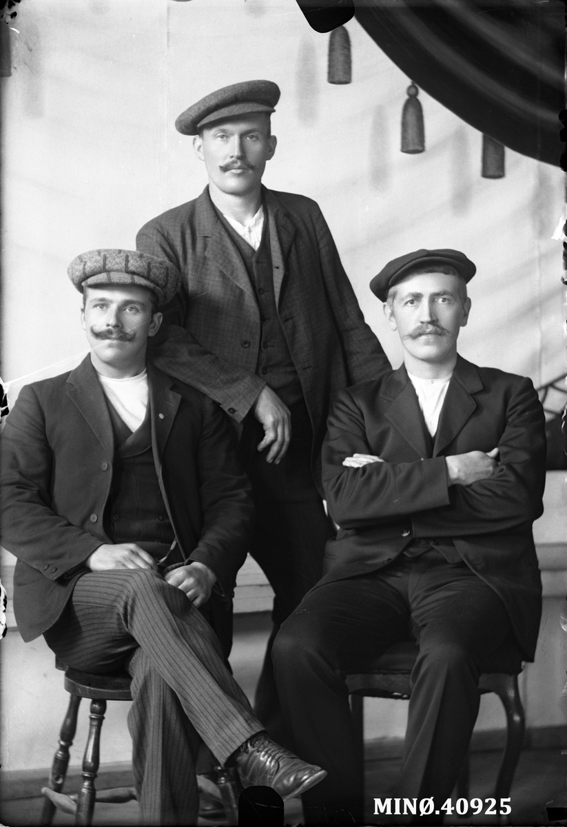 Oscar Holte, Portrett av tre menn med flotte barter. B. Beckstrõm