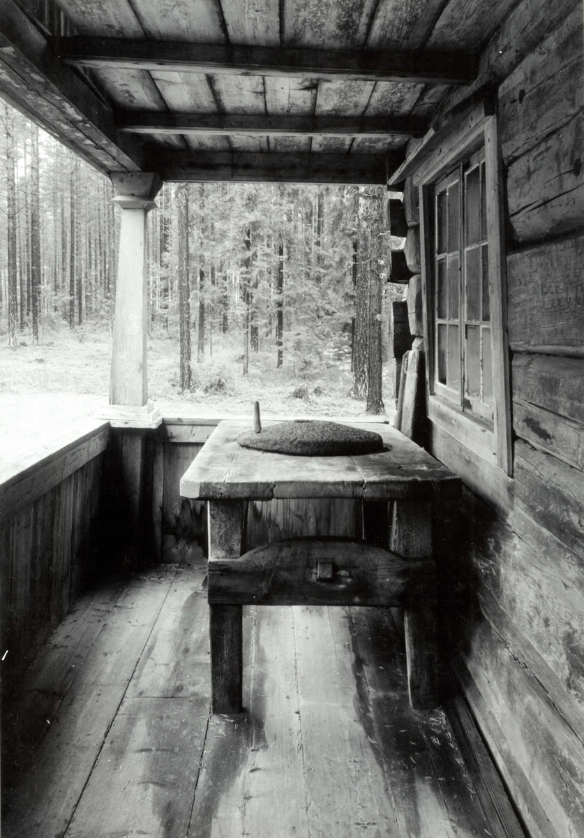 Gisle Midttun, Vesterhaug, Elverum, Sør-Østerdal, Hedmark. Detalj av bygningen, bord på svalgangen. Nå på Glomdalsmuseet.