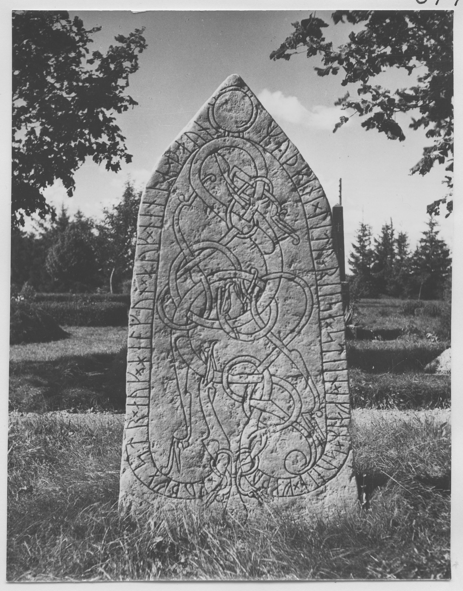 Mårten Sjöbeck, Sandby kyrkogård, runinskrifter