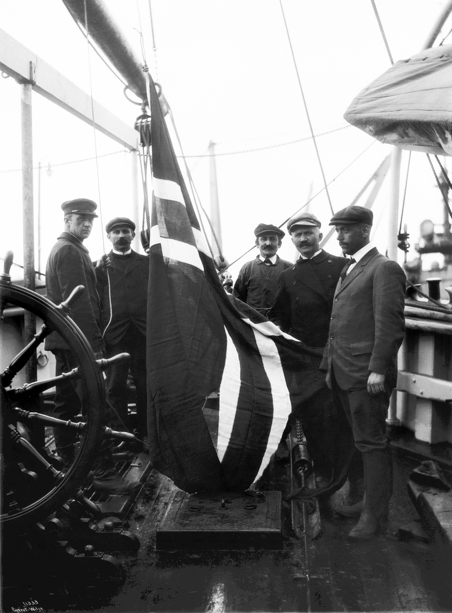 Anders Beer Wilse, Prot: Fram - Flagget heises første gang 25/4 1910