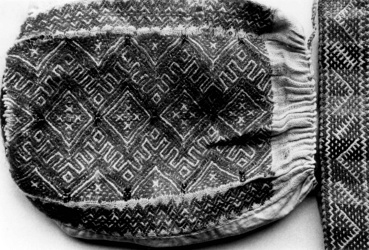 Anna Grostøl, Valle, Aust-Agder 1938. Barnelue brodert med dragsøm.