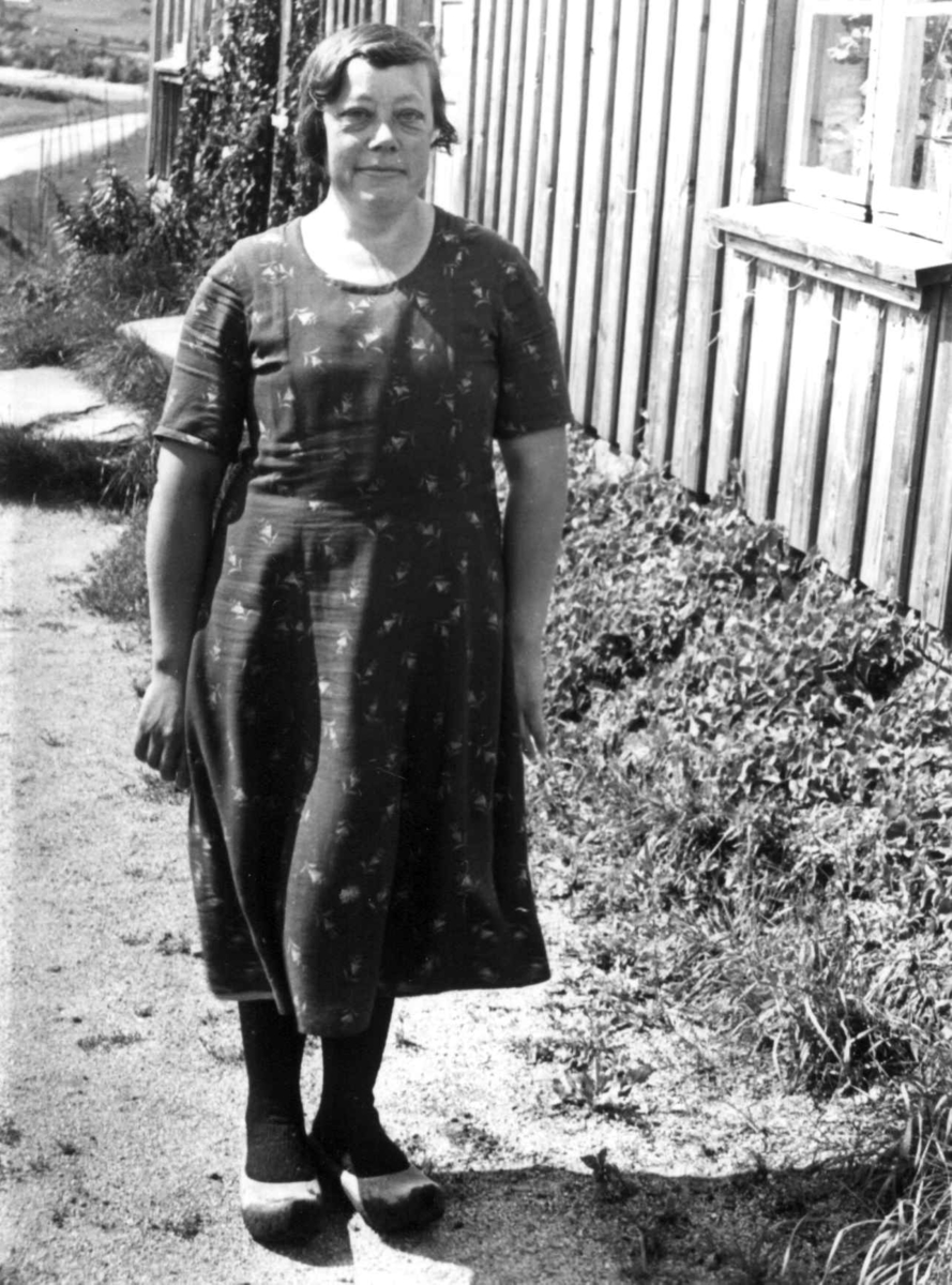 Anna Grostøl, Datter av fru Åselina Eiken utenfor huset. Eiken, 1940.