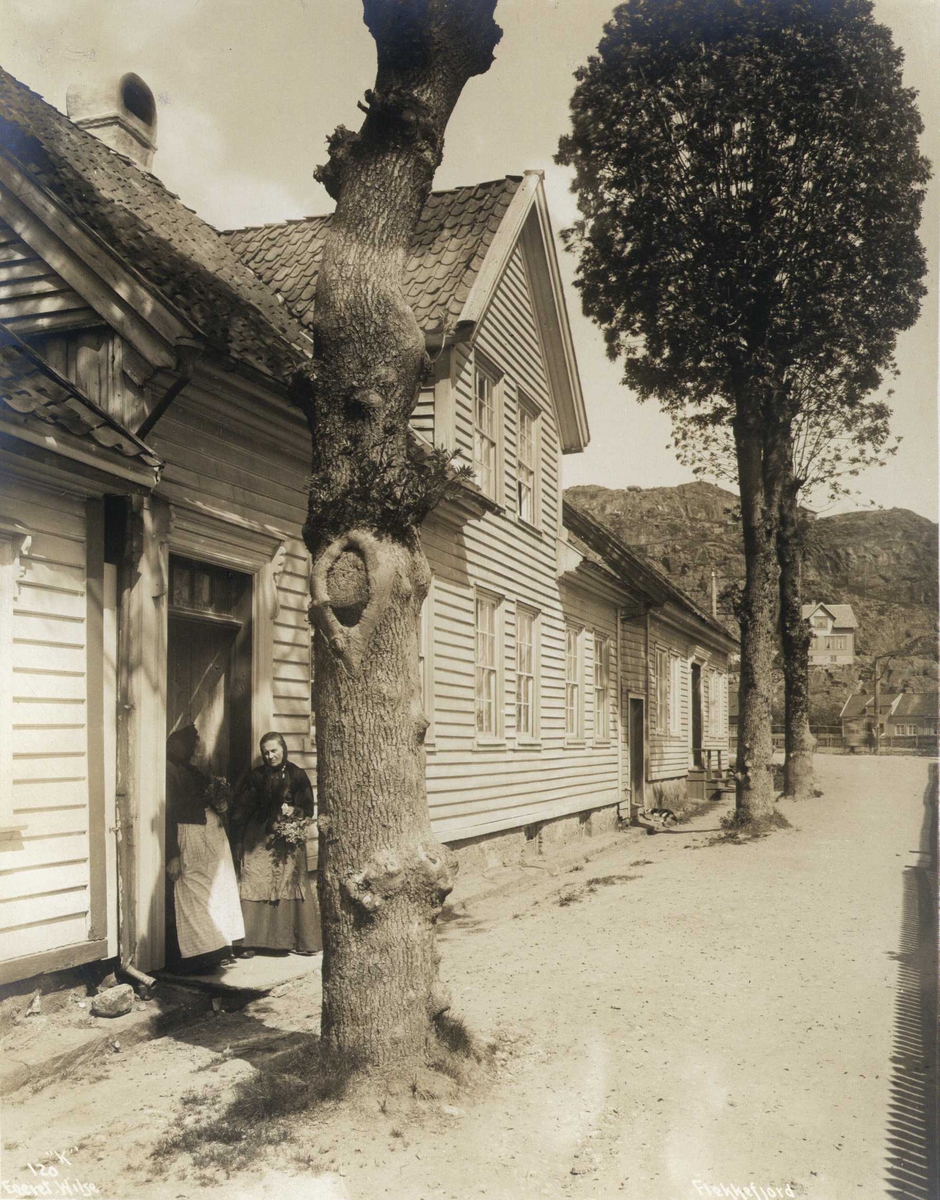 Anders Beer Wilse, Gateparti, Flekkefjord, Vest-Agder. To kvinner i en døråpning. Fotografert 1912.