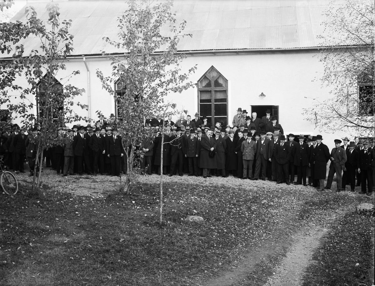 Paul Sandberg, "Arrendatorer Upland runt besluta organisera sig vid Alundamöte" - mötesdeltagare utanför Alunda Ordenshus, Alunda, Uppland 1933