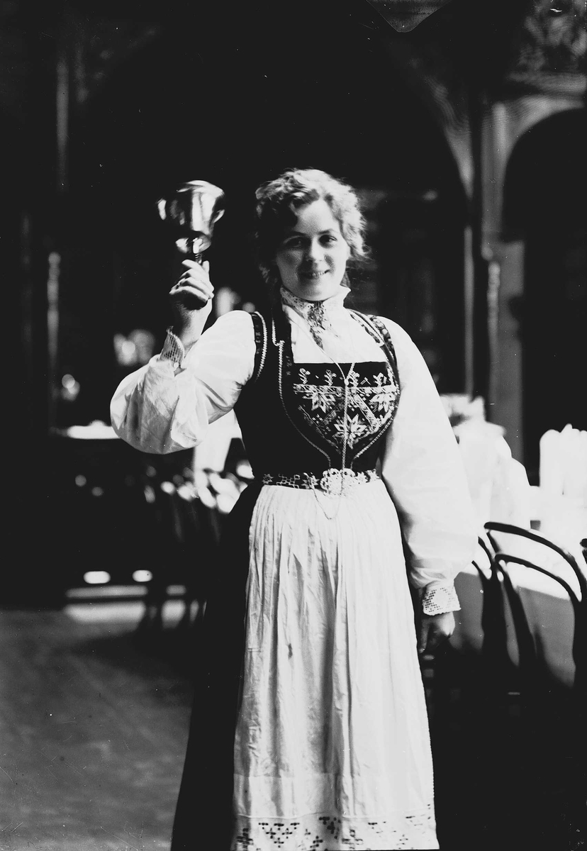 Solveig Lund, Spisesalen på Hotell Hardanger. Servitør i hardangerdrakt med bjelle.