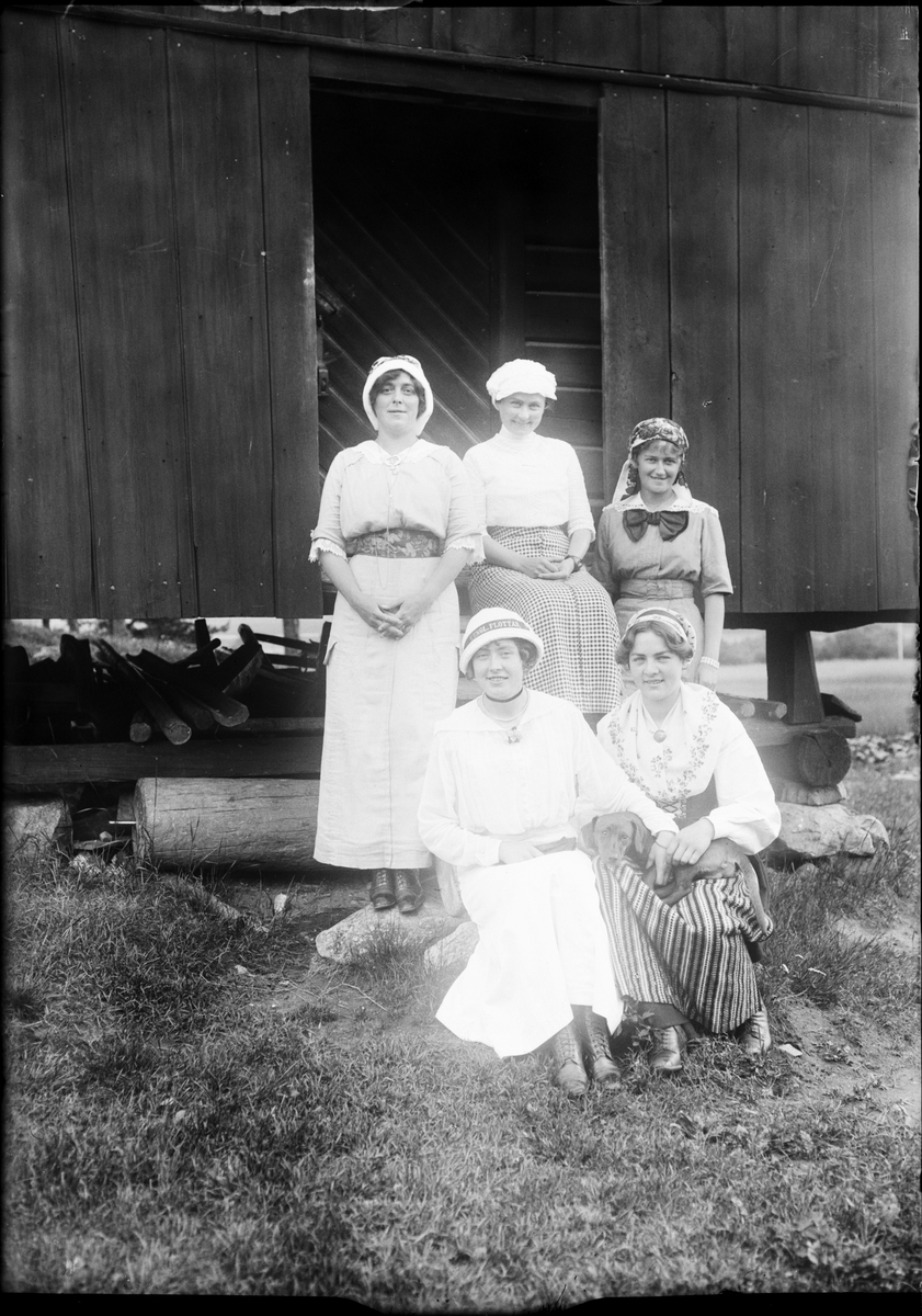 Okänd,, Women stand outside the economy building, Dalarna
