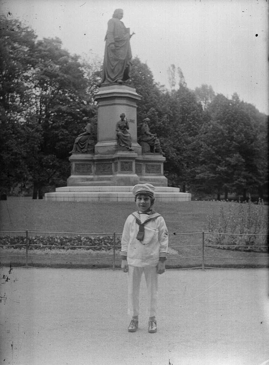 Okänd,, Liten pojke i sjömanskostym framför Linnéstatyn i Humlegården, Stockholm efter 1885