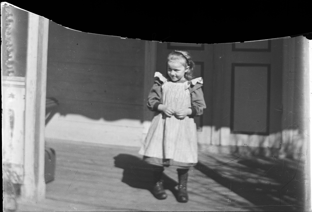 Okänd,, Flicka står på veranda, Uppland 1899