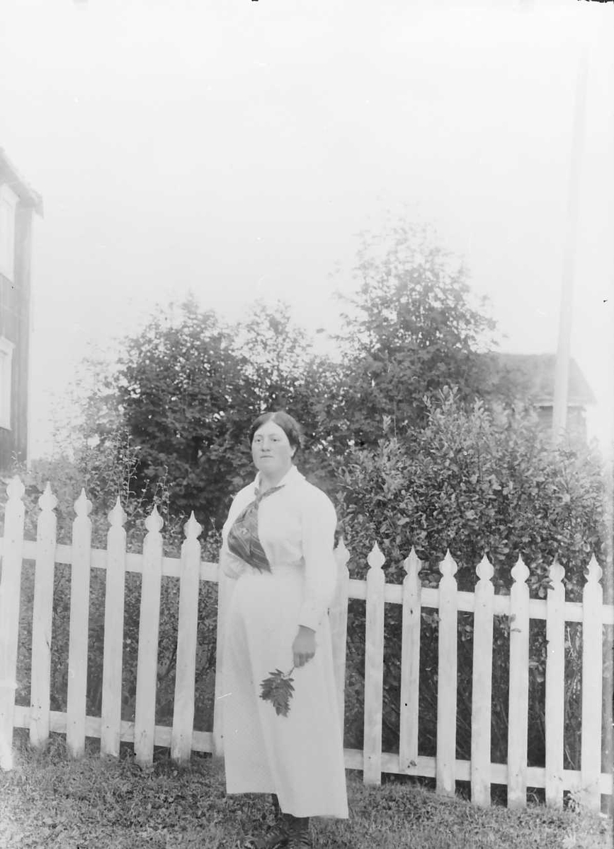 Peder J. Bredalslien, Portrett av kvinne. Stakittgjerde.