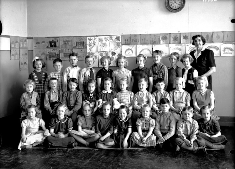 Sven Lindskog, Olaus Petriskolan, classroom interior, 29 schoolchildren with teacher Miss Anna Thyresson. Class 2c, Room 3.