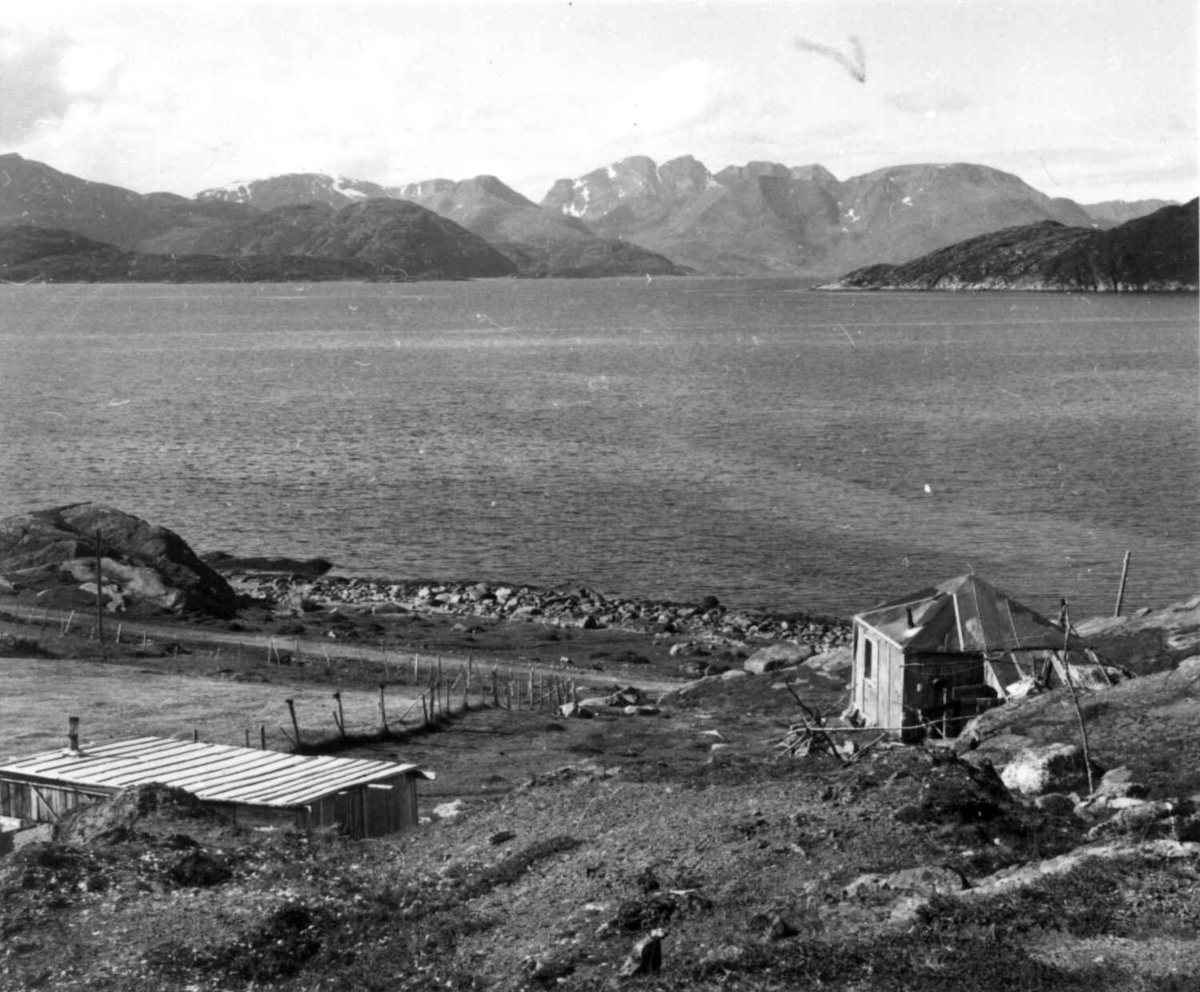 Virginia Raymond Davidson, Oversiktsbilde over Seiland med to bygninger, 1958.