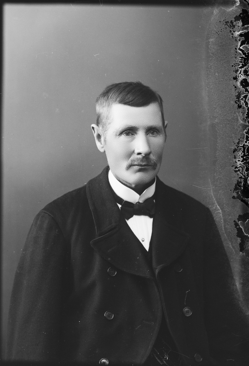 Skötsner-Edhlund, Ateljéporträtt - man, Östhammar, Uppland 1915