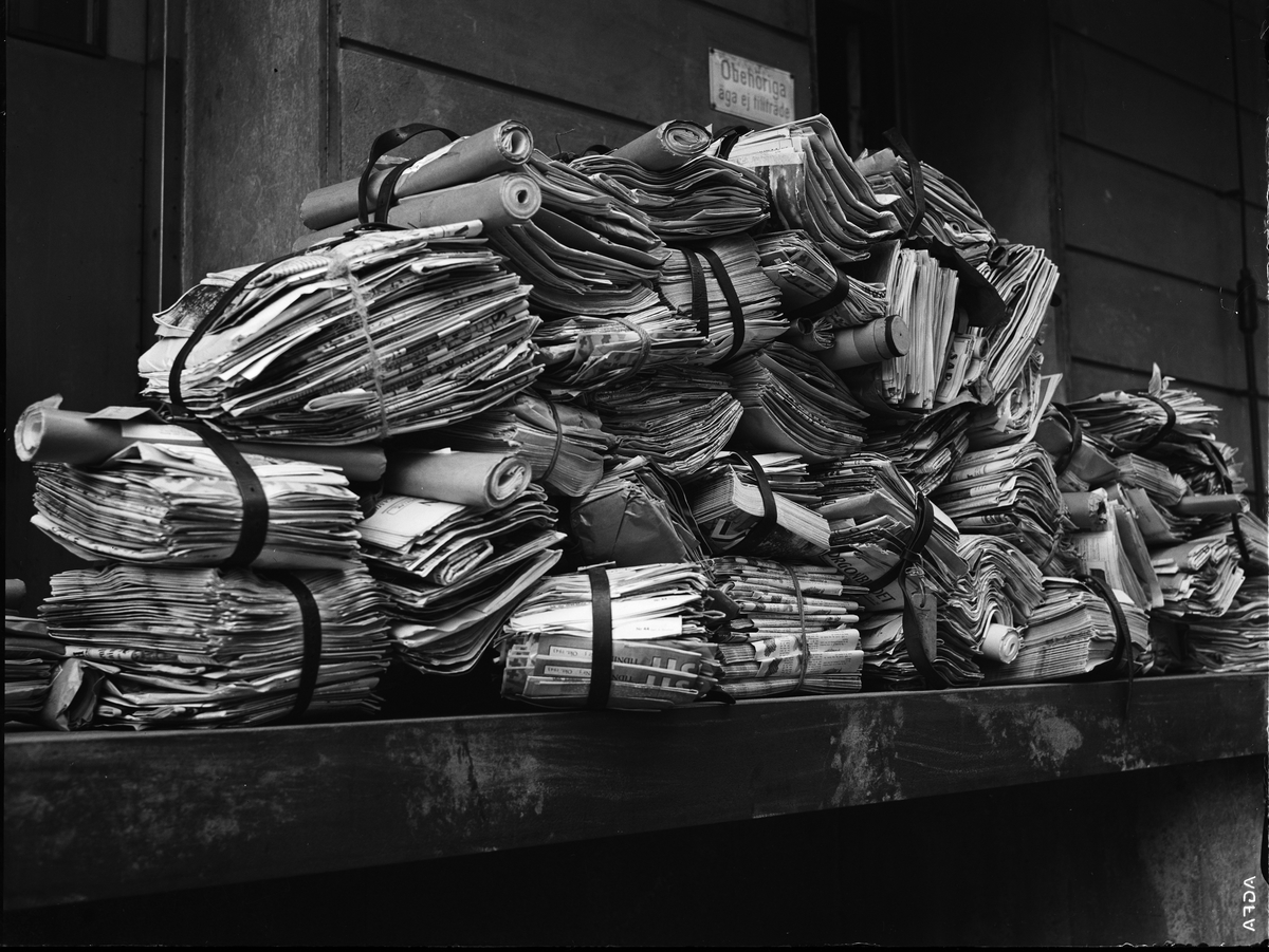 Paul Sandberg, Stacked mail outside the post office at Kungad sad 19