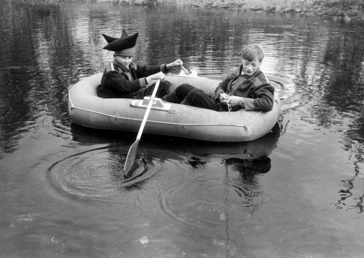 Virginia Raymond Davidson, Johannes Sara og Mathis Somby på fisketur i gummibåt. Ytre Billefjord august 1959.