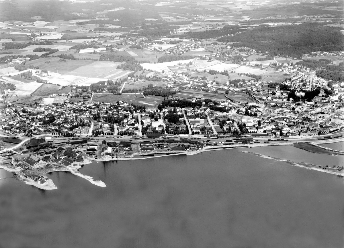 Widerøes Flyveselskap A/S, FLYFOTO, OVERSIKT ØSTBYEN FRA TJUVHOLMEN TIL ESPERN SETT FRA MJØSA