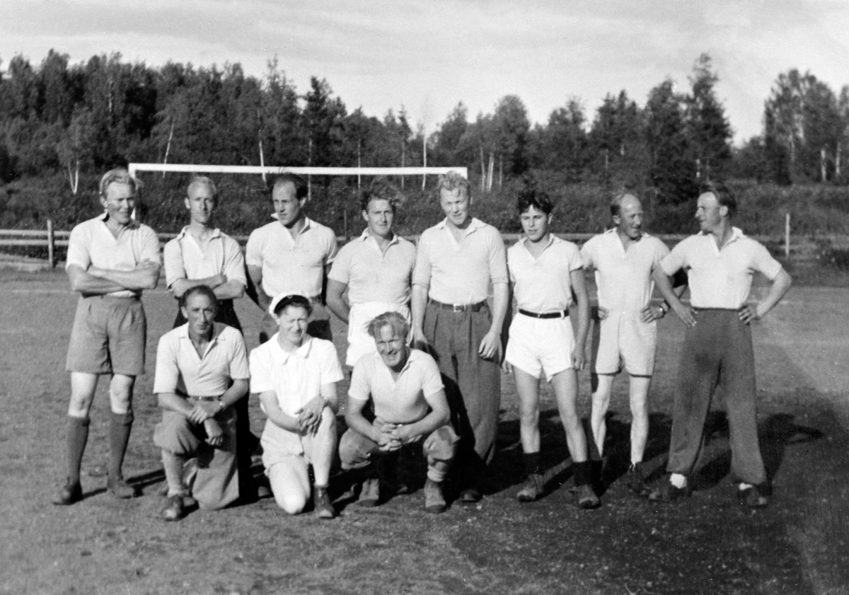 Anno Domkirkeodden, GRUPPE: 11, 10 MENN, 1 DAME, OTTESTAD IDRETTSPLASS, FRA VENSTRE: ASBJØRN TØNSETH, NILS ØSTLI, UKJENT, TRYGVE MYHRE, HÅKON TØNSETH, ROLF HAUGSRUD, TRYGVE HOLTER, OTTAR MYHRE, FORAN: OLAV HOLTE, ELSE EKERN, BERNHARD JOHNSTAD