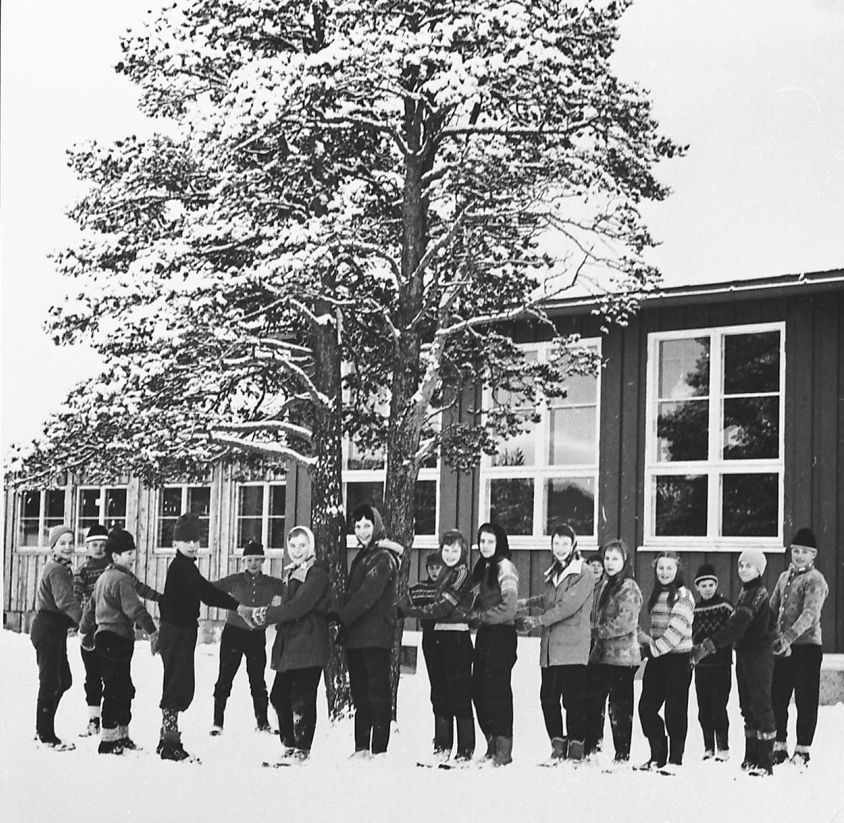 Per Magne Grue, Skole og elever foran. Dalen skule.