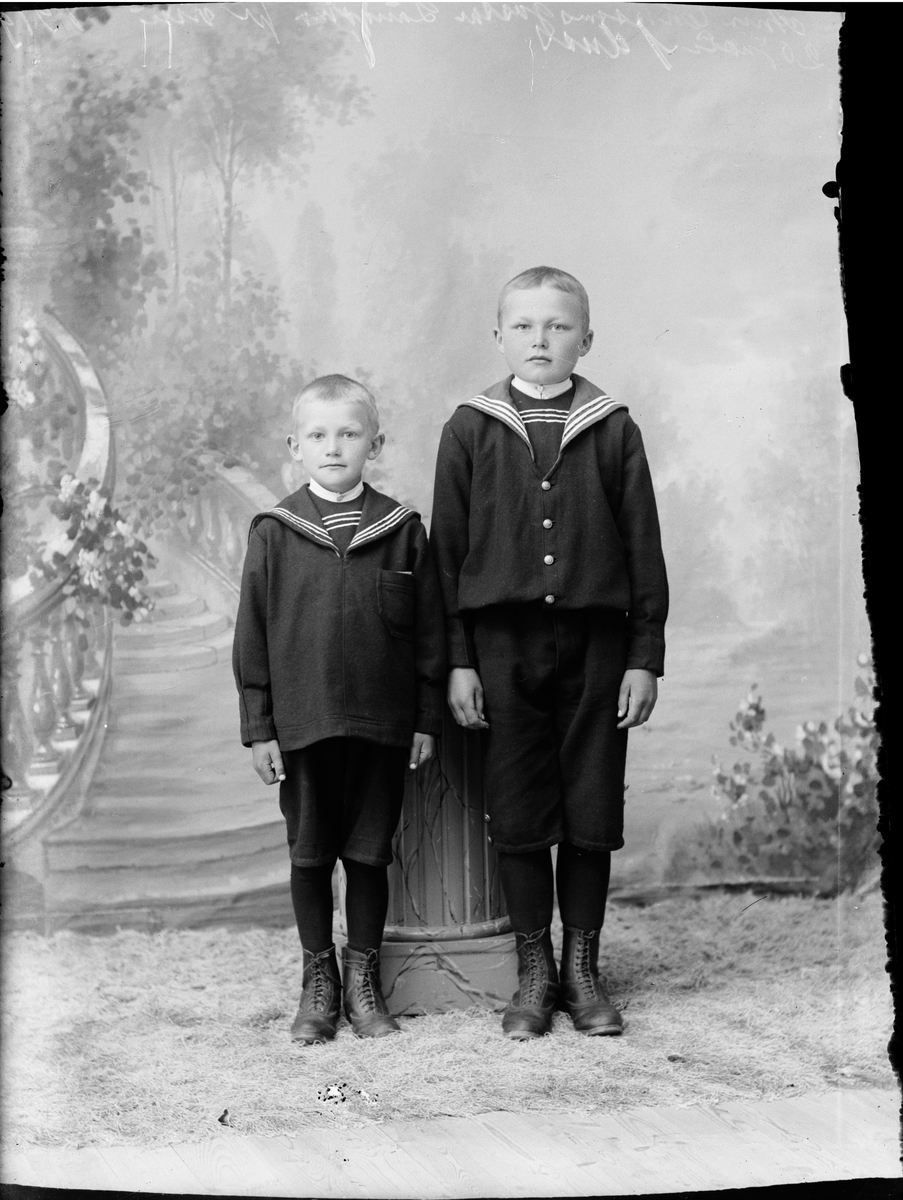 Skötsner-Edhlund, Ateljéporträtt - Ann Erikssons gossar, Östhammar, Uppland