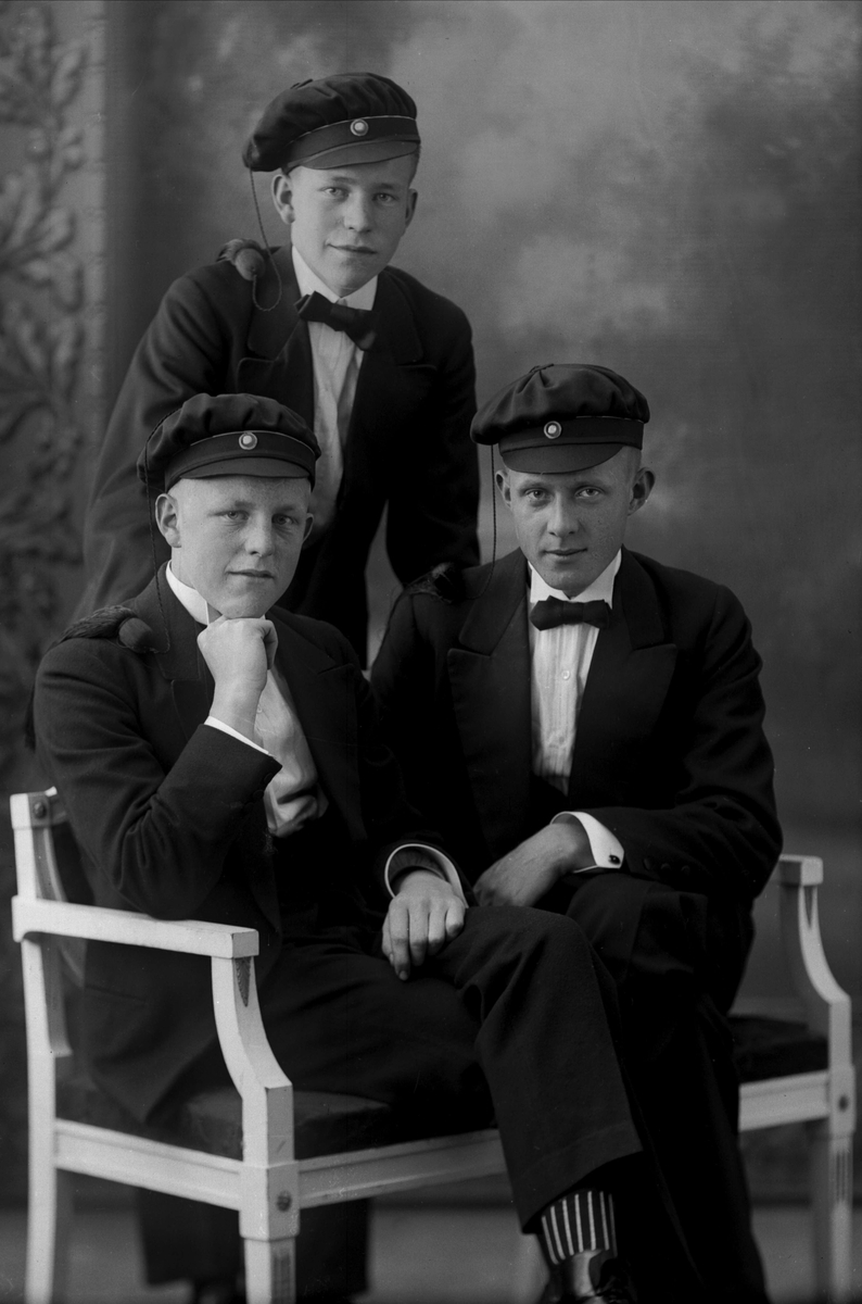 Gustav Borgen, Gruppeportrett, tre studenter. Ole Vikers.