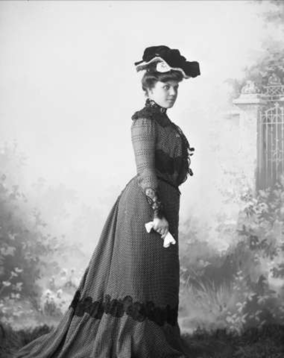 Gustav Borgen, Portrett, kvinne i mørk kjole, med hatt. Mrs A. S. Olney.