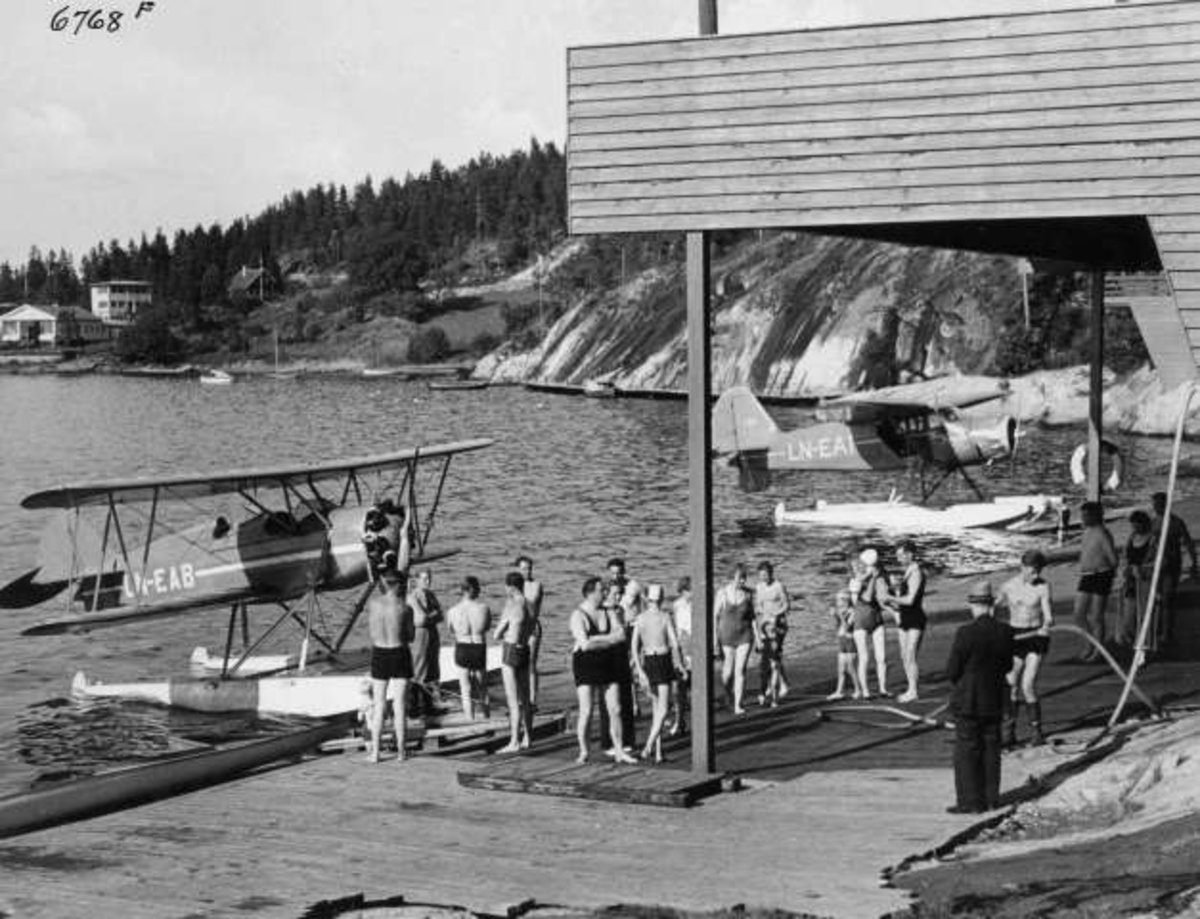 Anders Beer Wilse, Sjøfly og badegjester på Ingierstrand ved Oslo i 1937.