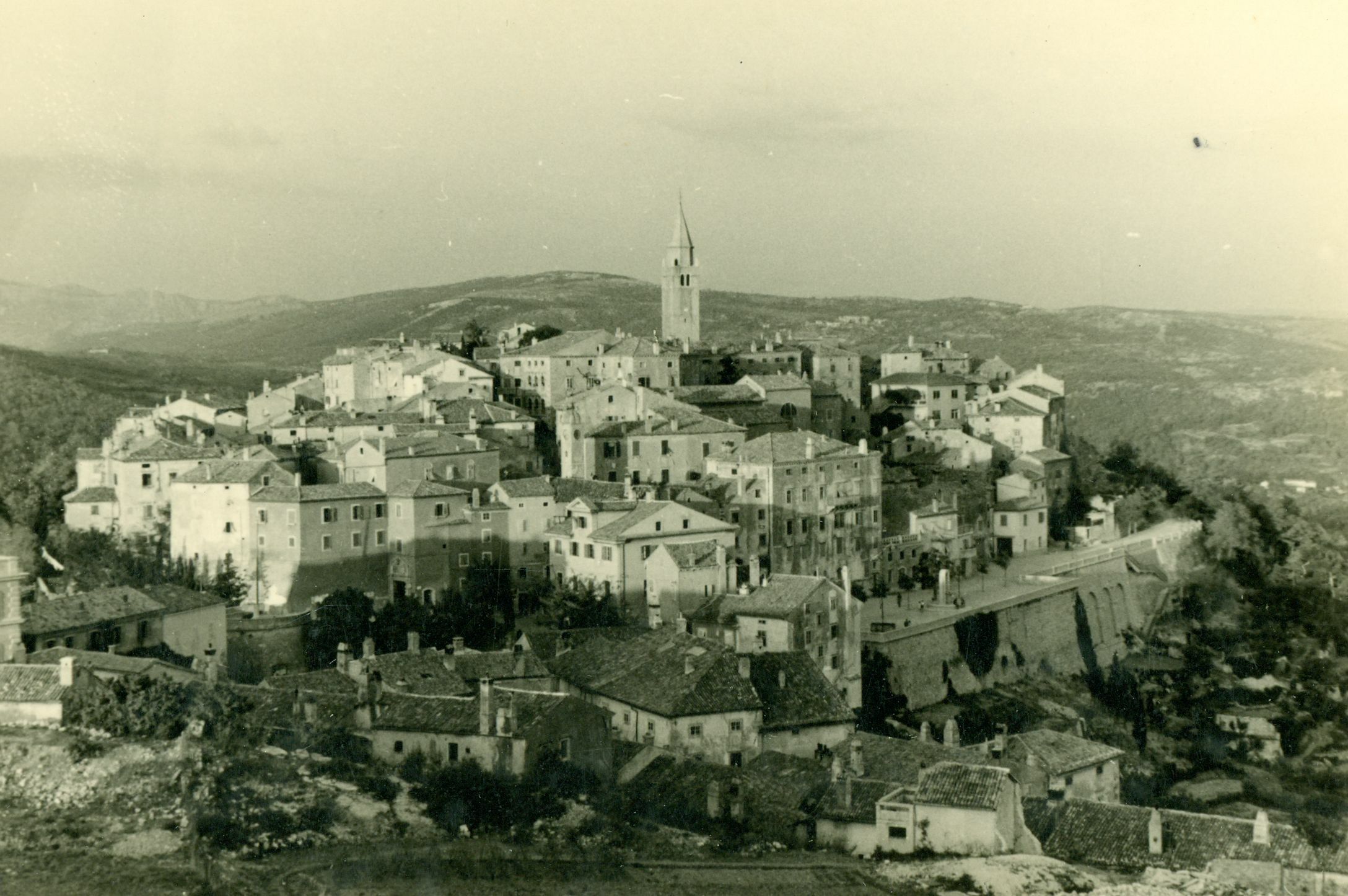 Branko Fučić, Labin, panorama mjesta s južne strane
