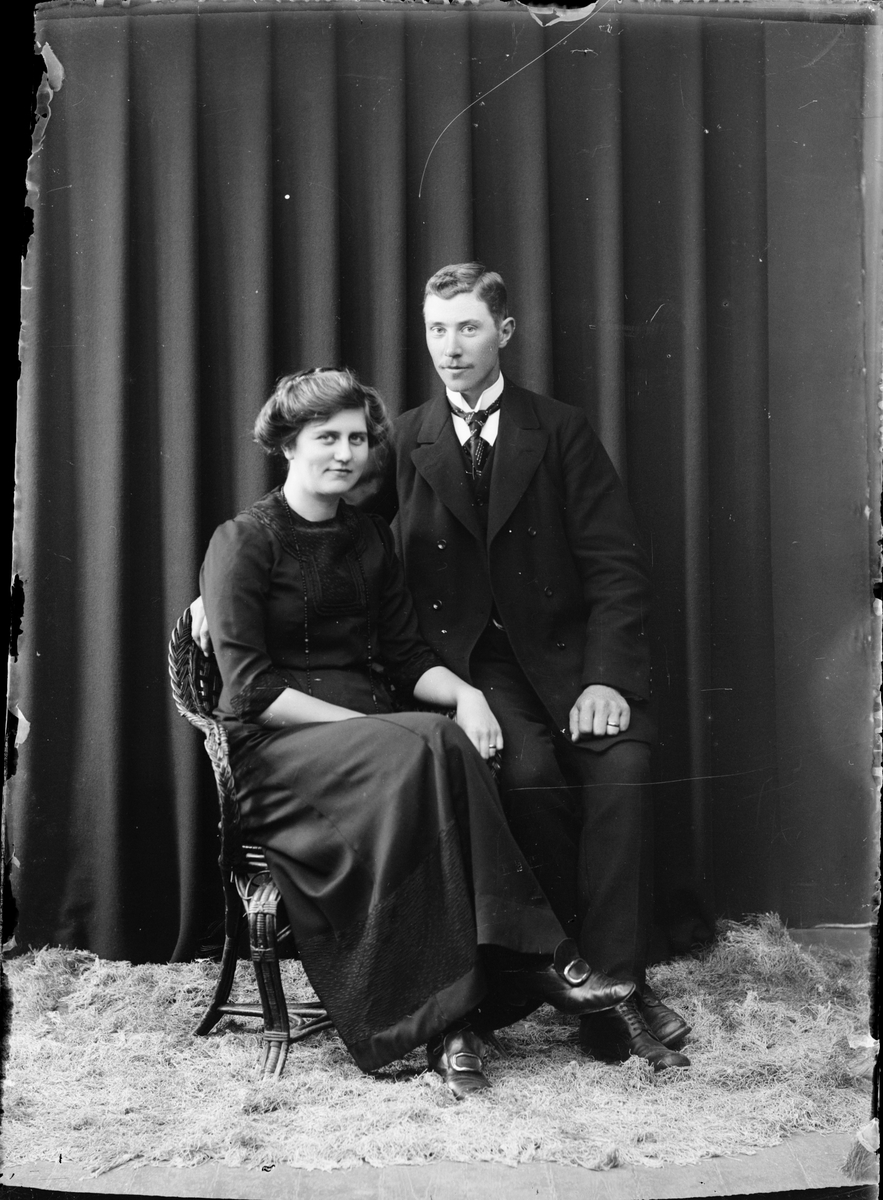 Skötsner-Edhlund, Ateljéporträtt - kvinna och man, Östhammar, Uppland