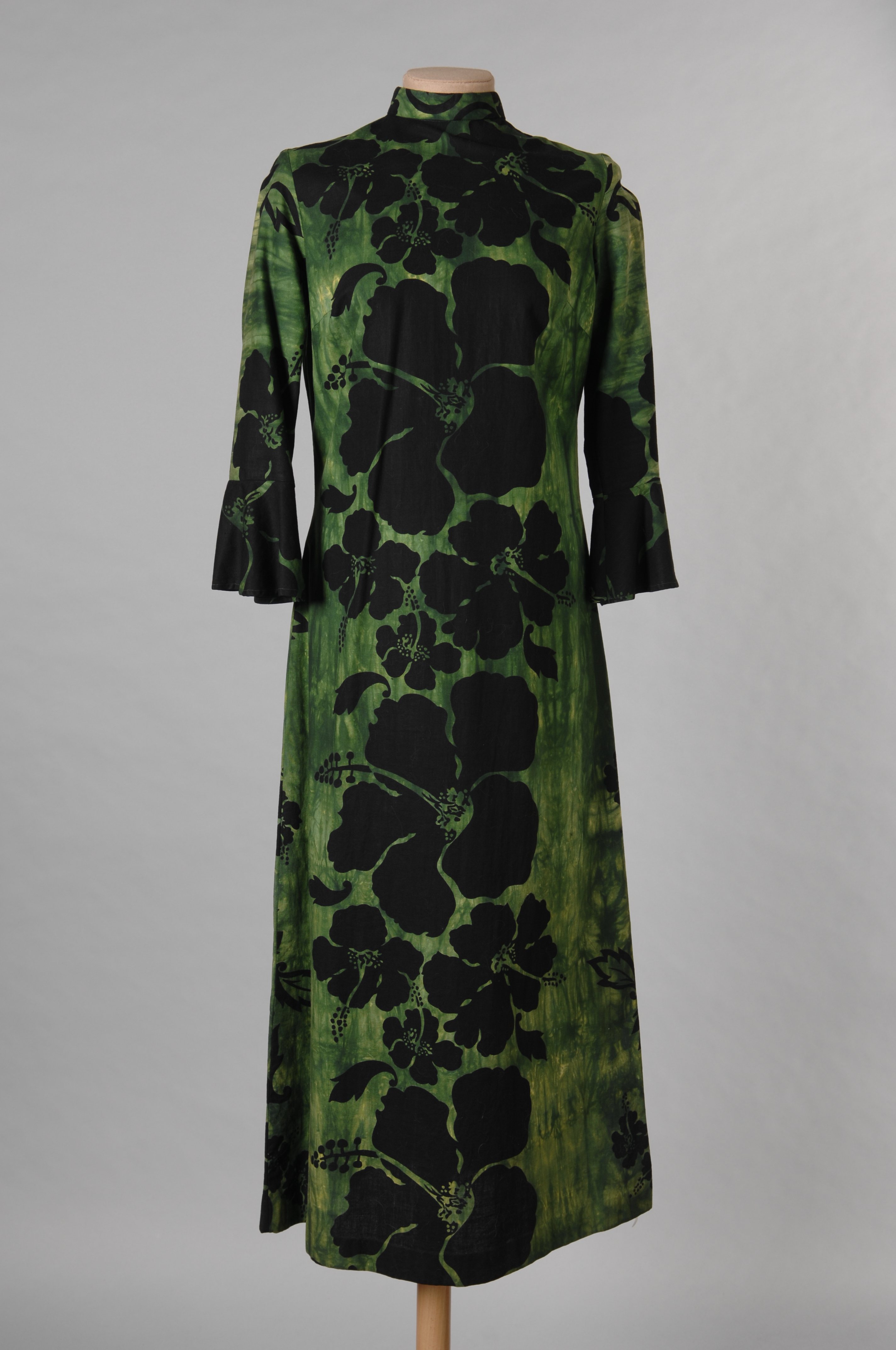 Unknown artist, Lange jurk met batik effect, gevlamd groene stof met grote zwarte bloemen