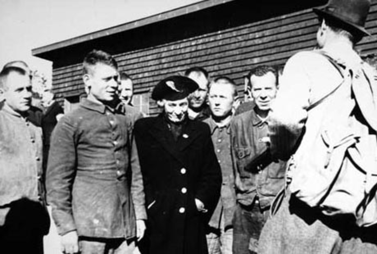 Anno Domkirkeodden, MARTODDEN. RUSSISKE KRIGSFANGER FRIGIS I MAI 1945. I MIDTEN MADAME LISSOWSKAYA SM VAR TOLK.