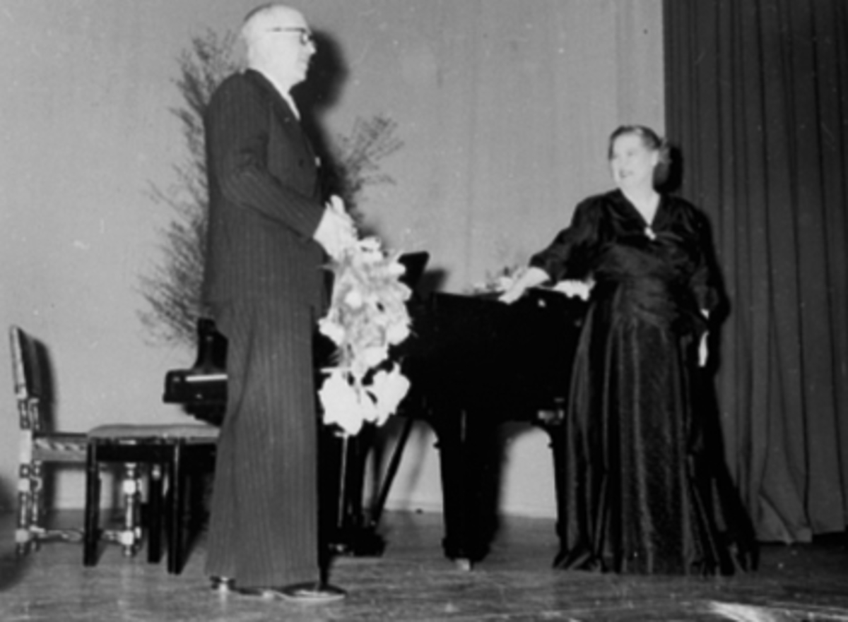 Anno Domkirkeodden, OPERASANGERINNE KIRSTEN FLAGSTAD OVERREKKES BLOMSTER AV UKJENT MANN, KONSERT PÅ FESTIVITETEN