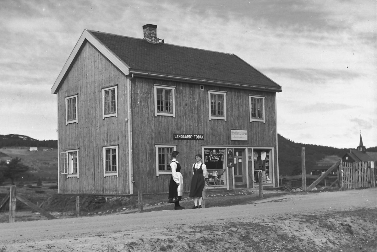 Per K. Lien, En butikk utvendig, med bl. a. tobakk-reklame.