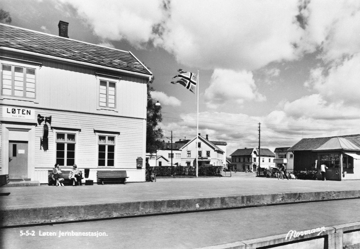 Anno Domkirkeodden, POSTKORT, LØTEN JERNBANESTASJON, FLAGG