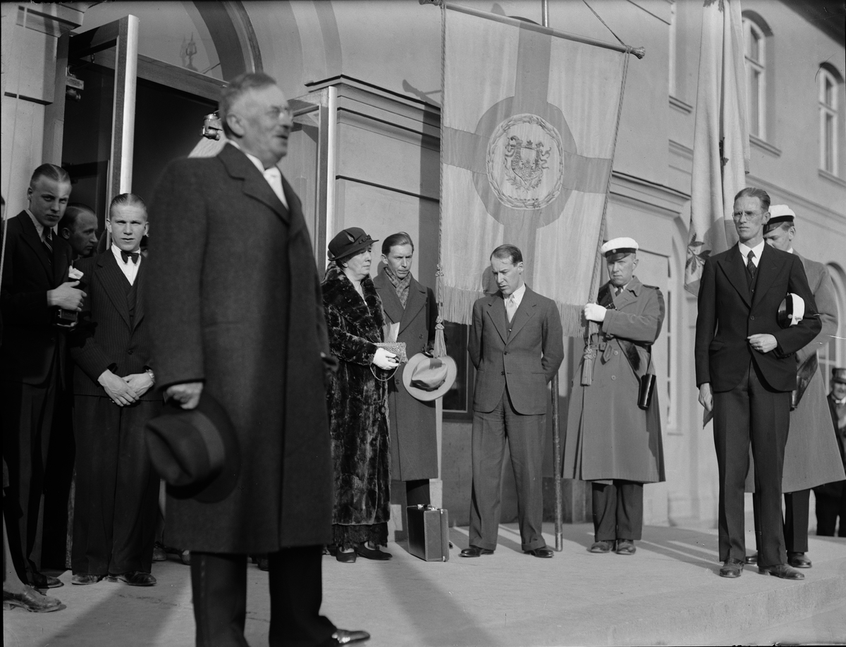 Paul Sandberg, The author and explorer Sven Hedin speaking at Uppsala University and Uppsala Student’s courtship outside Uppsala Central Station