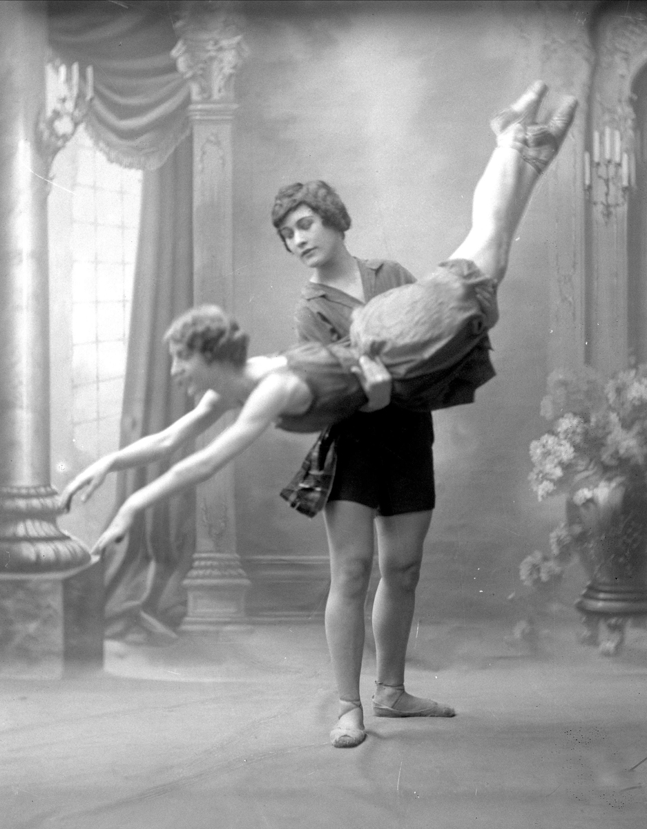 Gustav Borgen, Gruppeportrett, to ballettdansere. Frøken Warhuus.