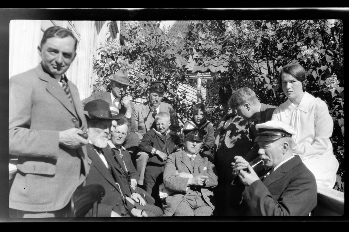 Rolf Sr. Sundt, Familie og venner samlet i Christen Reymerts hage på Jochum Lunds plass 7 i Farsund i mai 1928. Fra venstre Johan Buratti, Peder Holmesland, ukjent, Katarina Reymert, Finn og Peter Sundt, Per Reymert(?), Halfdan Sundt, ukjent, Trygve Sundt, Bjarne Sundt samt Christen og Valborg Reymert.