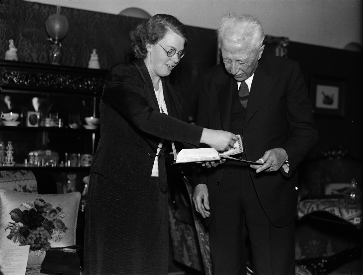 Paul Sandberg, "Den gamla goda tiden' återuppstånden. Vernissage på stilfull Upsala-Expo", Norrlands studentnation, Uppsala 1942. Utställningskommissarien Marita Lindgren-Fridell och prins Eugen i utställningen