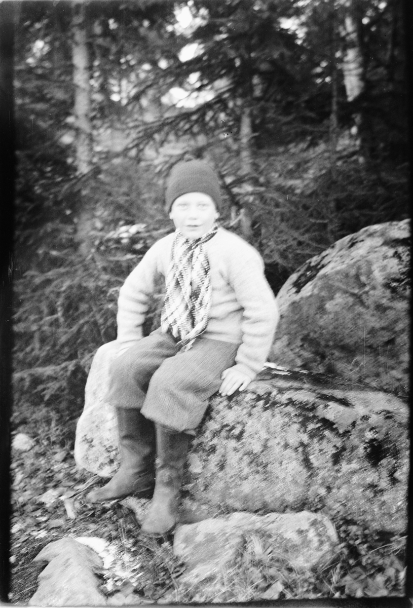 Håkon Prestkværn, Ukjent gutt på en stein i skogen. Fotokonvolutt mrk. "Jarle Olsen okt. 1948"