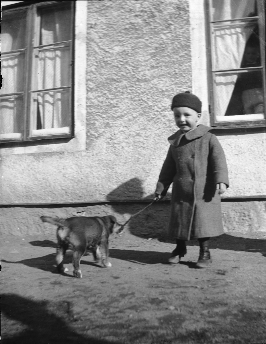Carl Liljefors, Ivar Liljefors med hunden Finn, Svartbäcksgatan 37, kvarteret Edda, Svartbäcken, Uppsala 1900 - 1901