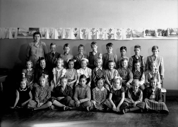 Sven Lindskog, Olaus Petriskolan, classroom interior, 26 schoolchildren with teacher wife Adina Myhrberg. Class 2a, Hall 7.