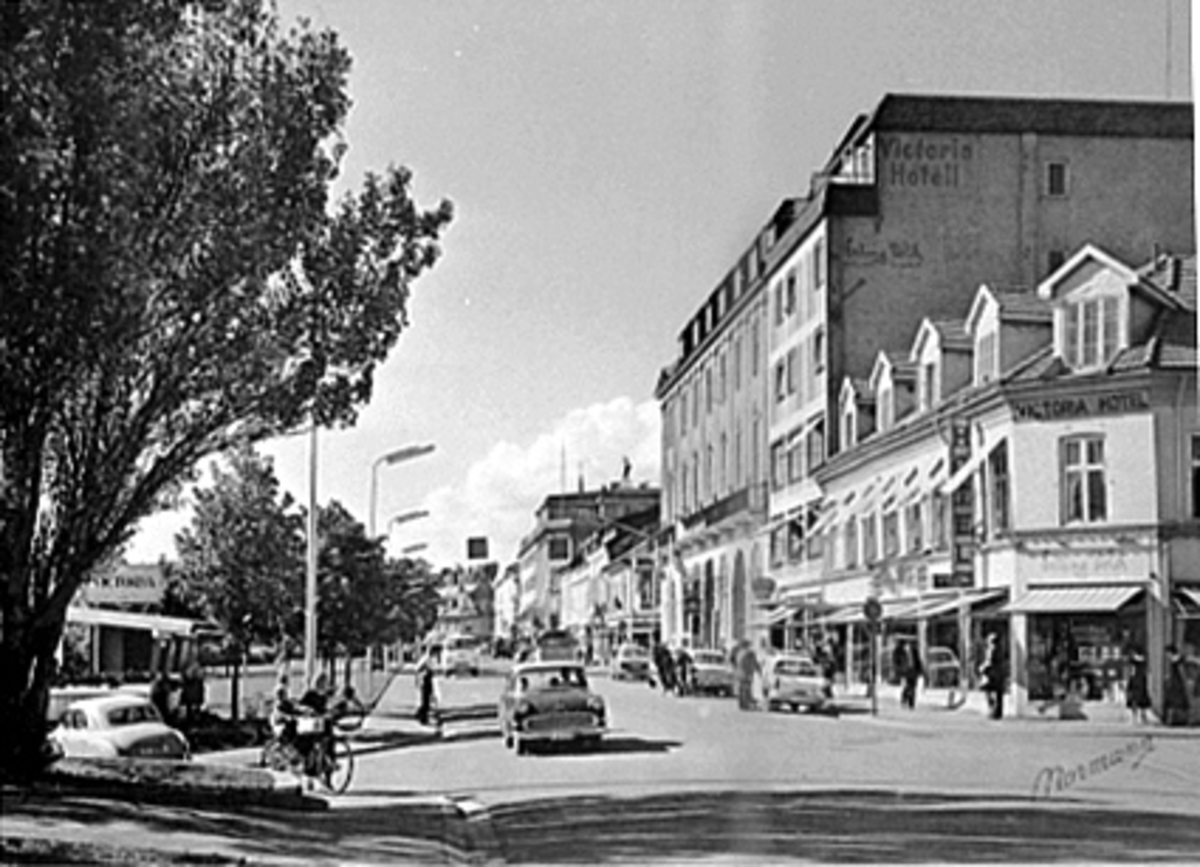 Anno Domkirkeodden, FRA VICTORIAHAVEN I VEGKRYSSET ENGGATA/STRANDGATA 21 MOT A. STEEN, FOLK, BILER